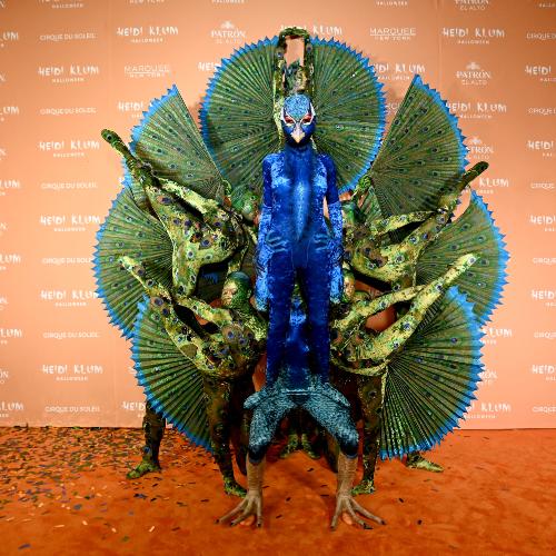Heidi Klum Halloween 2023 – kostium pawia (Fot. Noam Galai/Getty Images for Heidi Klum)