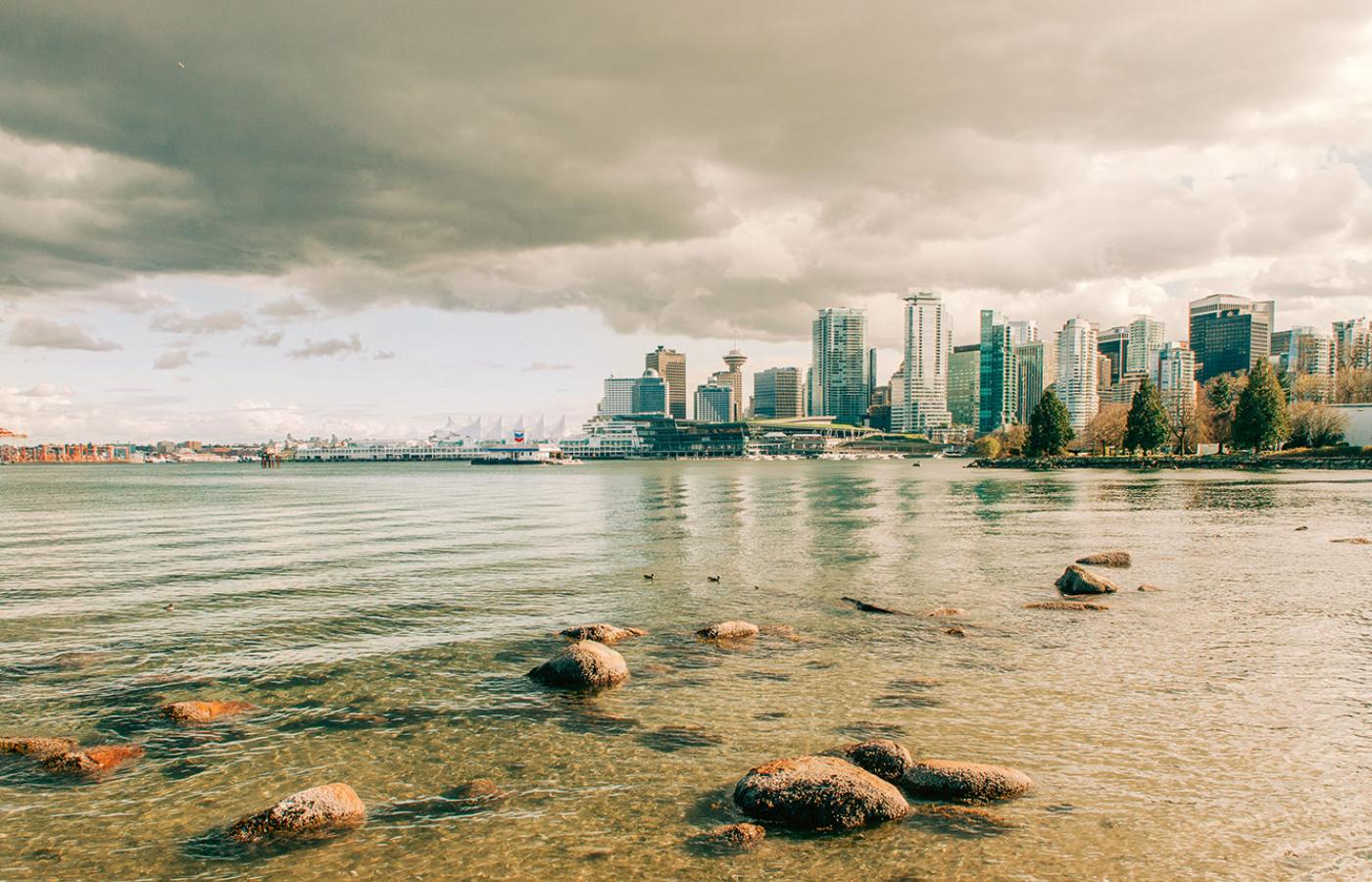  Widok na centrum Vancouver. Miasto leży nad zatoką i jest otoczone grzbietami górskimi. To najbardziej hipisowska część Kanady. (Fot. Monika Grzelak)