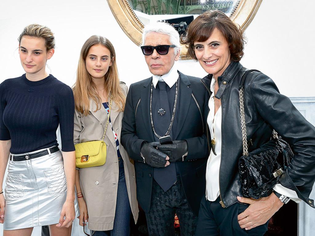  Inès z Karlem Lagerfeldem oraz córkami Nine i Violette podczas Paris Fashion Week – Haute Couture jesień/zima 2014–2015. (Fot. Getty Images)