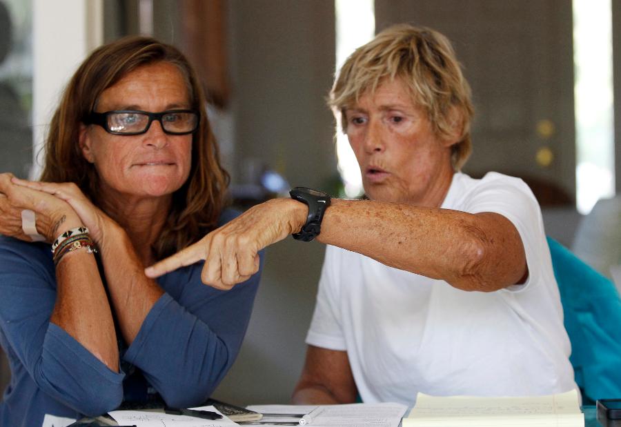 Trenerka Bonnie Stoll i Diane Nyad odpierają zarzuty komisji, która nie zatwierdziła pobicia rekordu świata przez pływaczkę w 2013 roku. (Fot. Alex Gallardo/Reuters/Forum)