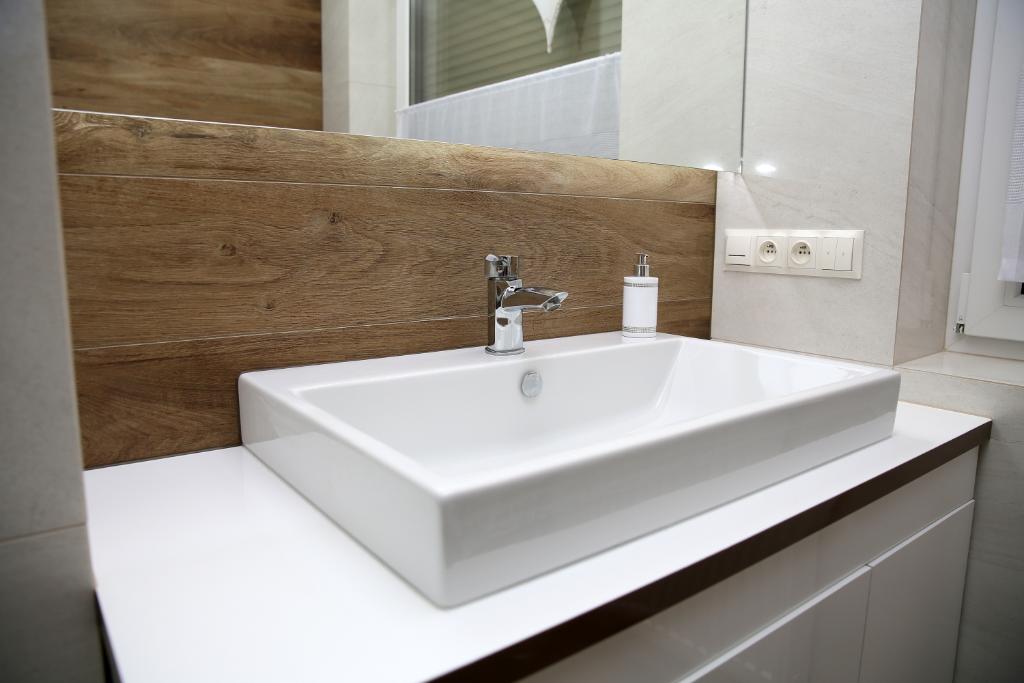 Mała biała łazienka z elementami drewna (Fot. materiały partnera)