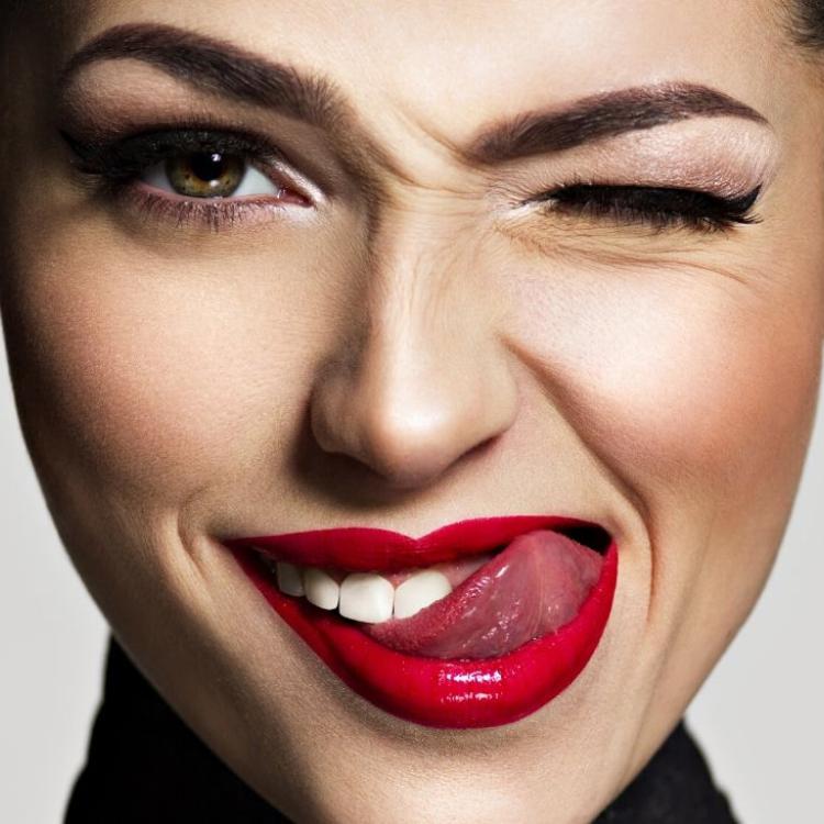 Usta to atrybut kobiecości, dlatego bardzo ważny jest odpowiedni dobór koloru szminki do naszego typu cery. (fot. iStock)