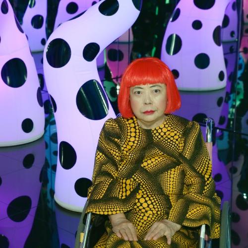 Twórczość Yayoi Kusamy po raz kolejny pojawia się w kolekcji francuskiego domu mody Louis Vuitton. (Fot. Andrew Toth/Getty Images)