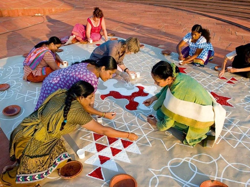 Ludzie żyjący w Auroville to ci, którzy pragną żyć według innych reguł niż reszta zachodniego świata. Stworzyli miasto, którego sztandarem miała być harmonia społeczna, a godłem – rozwój osobisty. Tu każdy może robić to, co kocha, próbować wszystkiego. Ale jest jeden warunek: trzeba rozwijać się duchowo. (Fot. Marco Saroldi)