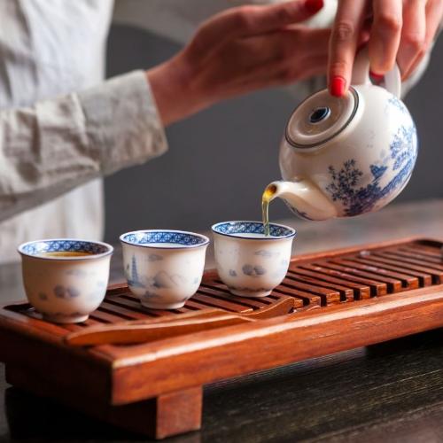 Wyrafinowany sposób parzenia herbaty „gong fu cha” pochodzi z południowo-wschodnich Chin. (Fot. iStock)