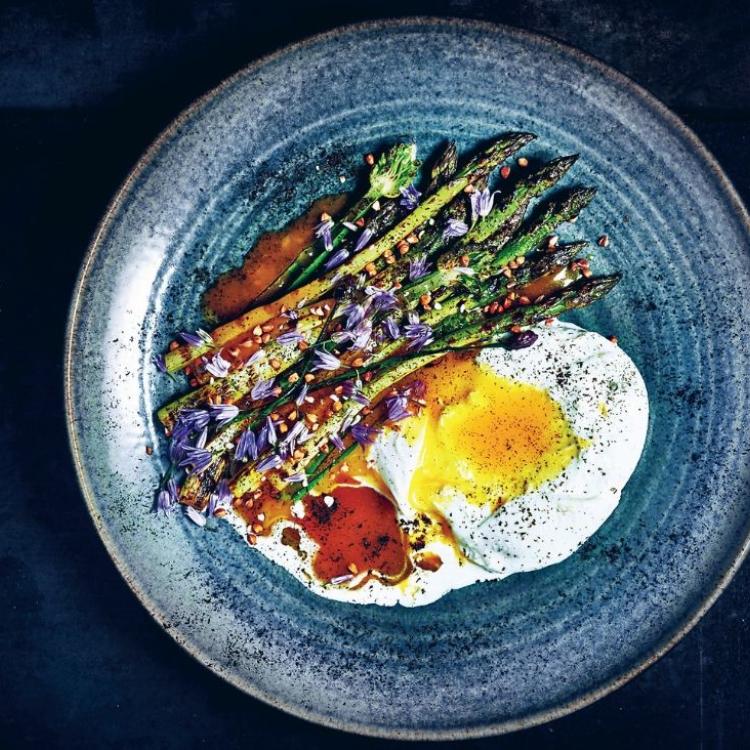 Szparagi z grilla z burratą, żółtkiem i sosem z kumkwatów - przepis na końcu artykułu. (Fot. Martin Nordin/Wydawnictwo Zwierciadło)