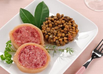 </a> Duszona/ gotowana soczewica jest przez większość Włochów serwowana z wieprzową kiełbasą na ciepło (fot. iStock)