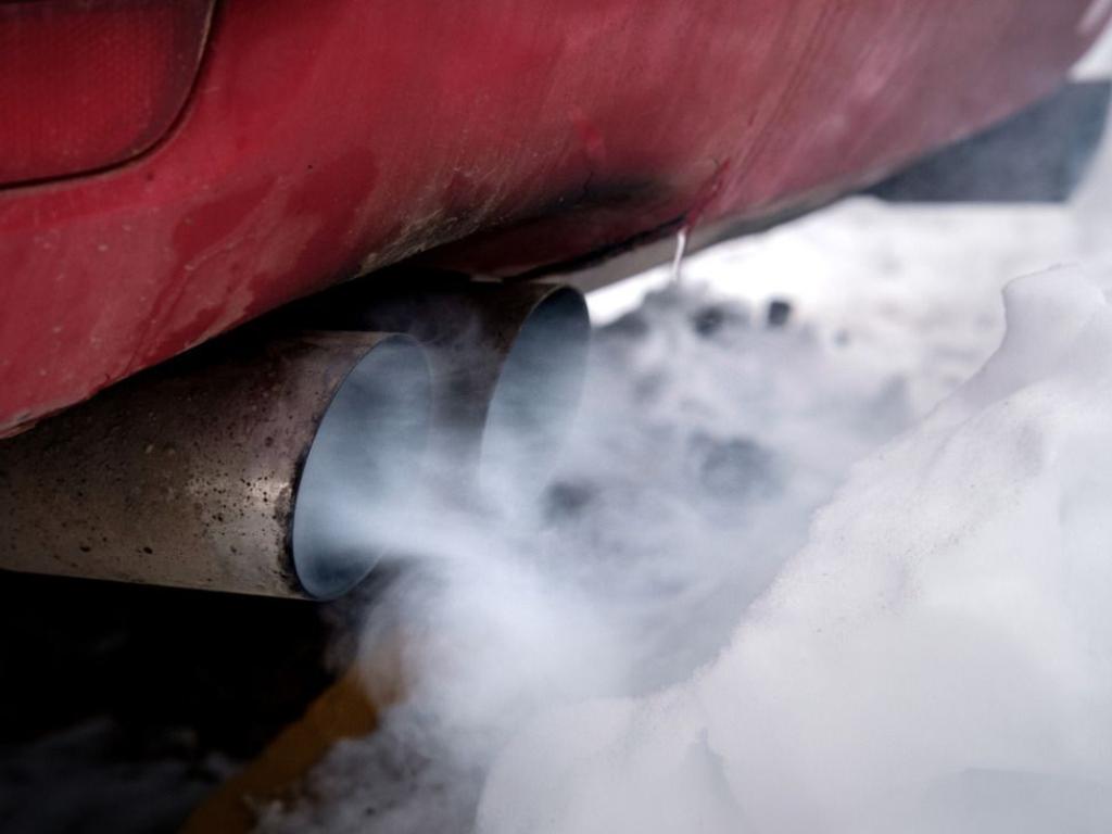  Benzopiren, ozon, tlenki azotu, pył ze startych opon i klocków hamulcowych, lista jest związków, którymi trują nas samochody jest długa. (Fot. iStock)