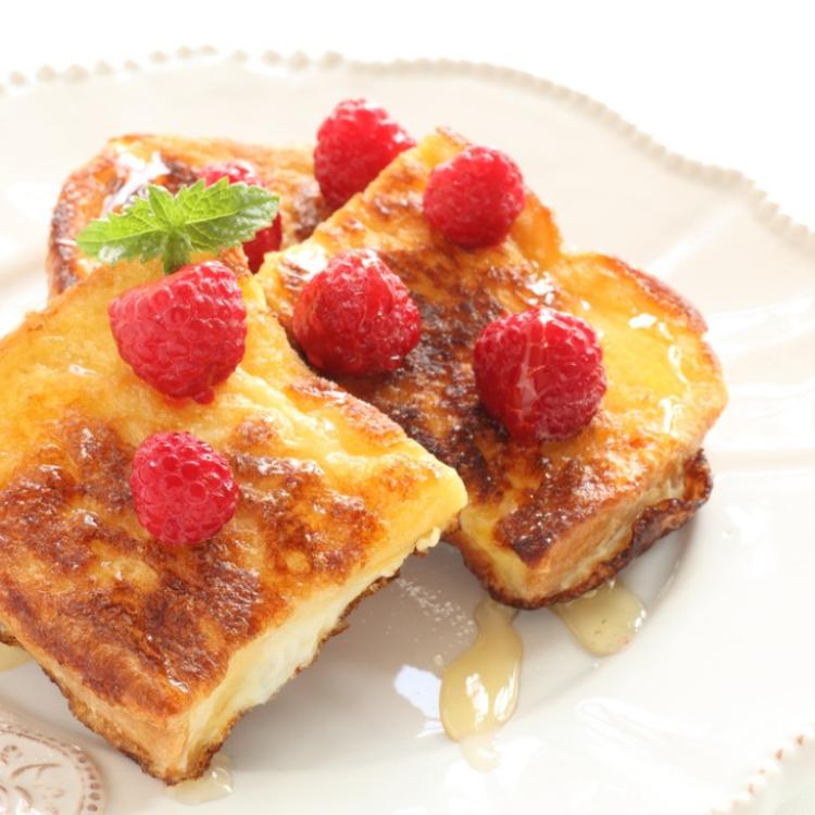 Francuskie tosty z malinami i miodem dla miłośników słodkiego śniadania (fot. iStock)