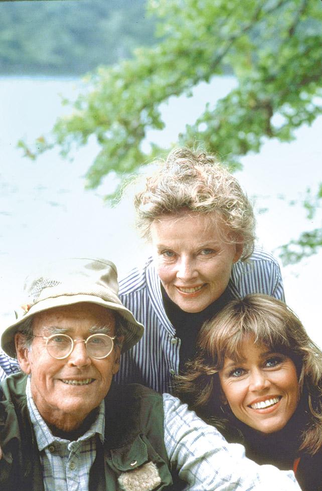 Na planie filmu „Nad złotym stawem” (1981) – z ojcem Henrym Fondą i Katharine Hepburn. W dzieciństwie Jane fantazjowała, że Hepburn jest jej matką. (Fot. Getty Images)