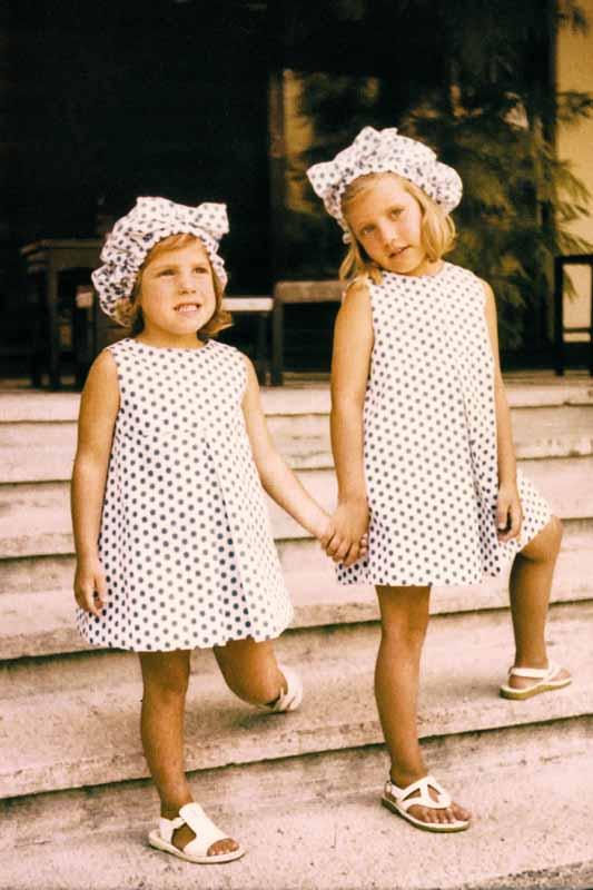 Marisa z młodszą siostrą Cristiną w strojach uszytych przez prababcię (1976) (Fot. Tamara de Lempicka Estate LLC, kolekcja prywatna Anny i Richarda Paddy)