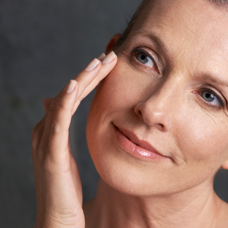 Kwas hialuronowy to podstawa skutecznej pielęgnacji anti-aging. (Fot. iStock)