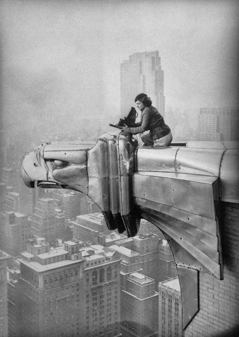 Fotografka w czasie pracy na szczycie Chrysler Building (1934) w obiektywie Oscara Graubnera. (Fot. Oscar Graubner Courtesy Estate of Margaret Bourke-White)