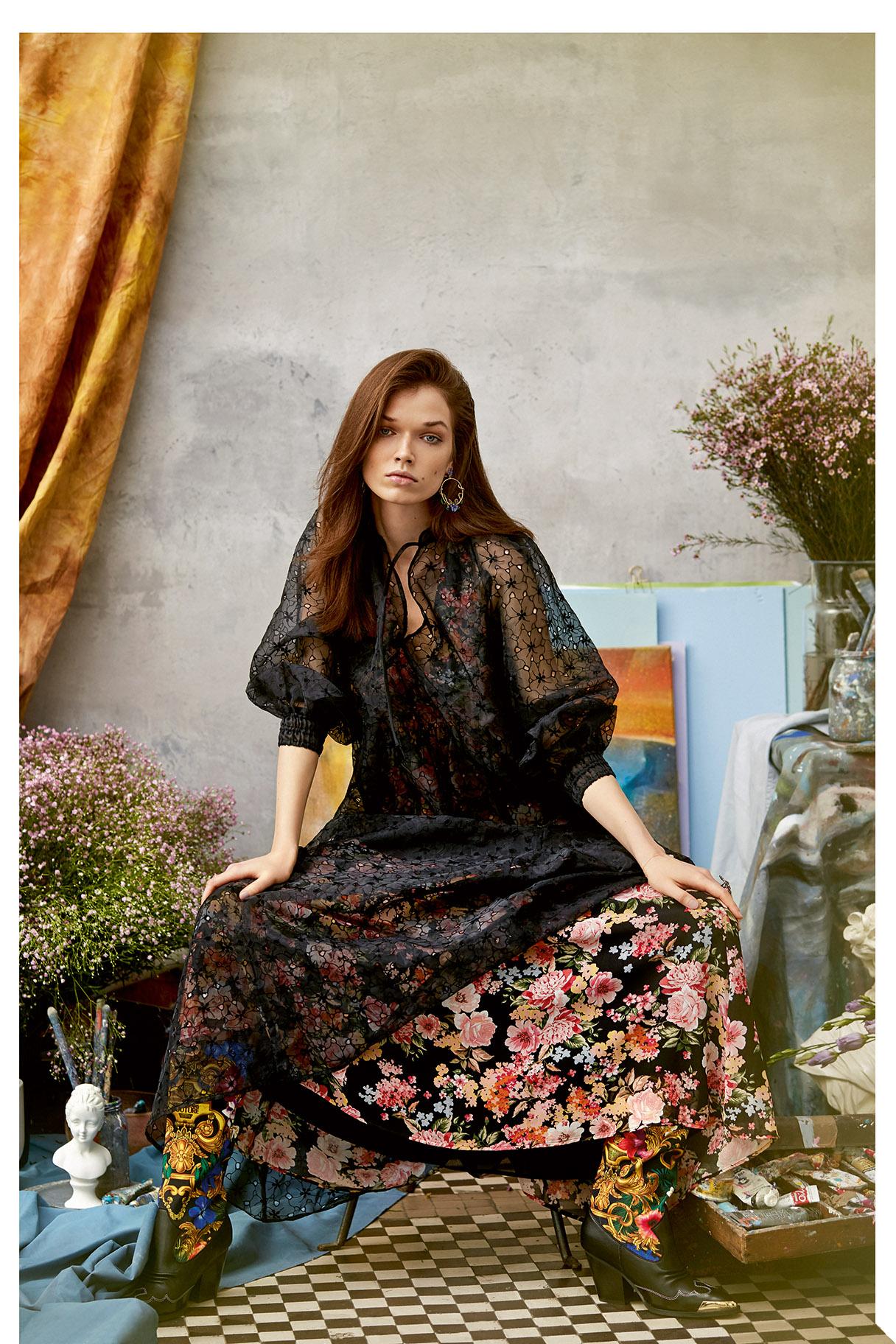  Sukienka czrna H&M, sukienka w kwiaty Liu Jo, kowbojki Versace Jeans Couture/Zalando, kolczyki i pierścionek - W.Kruk, bransoletka Yes (Fot. Zosia Promińska)
