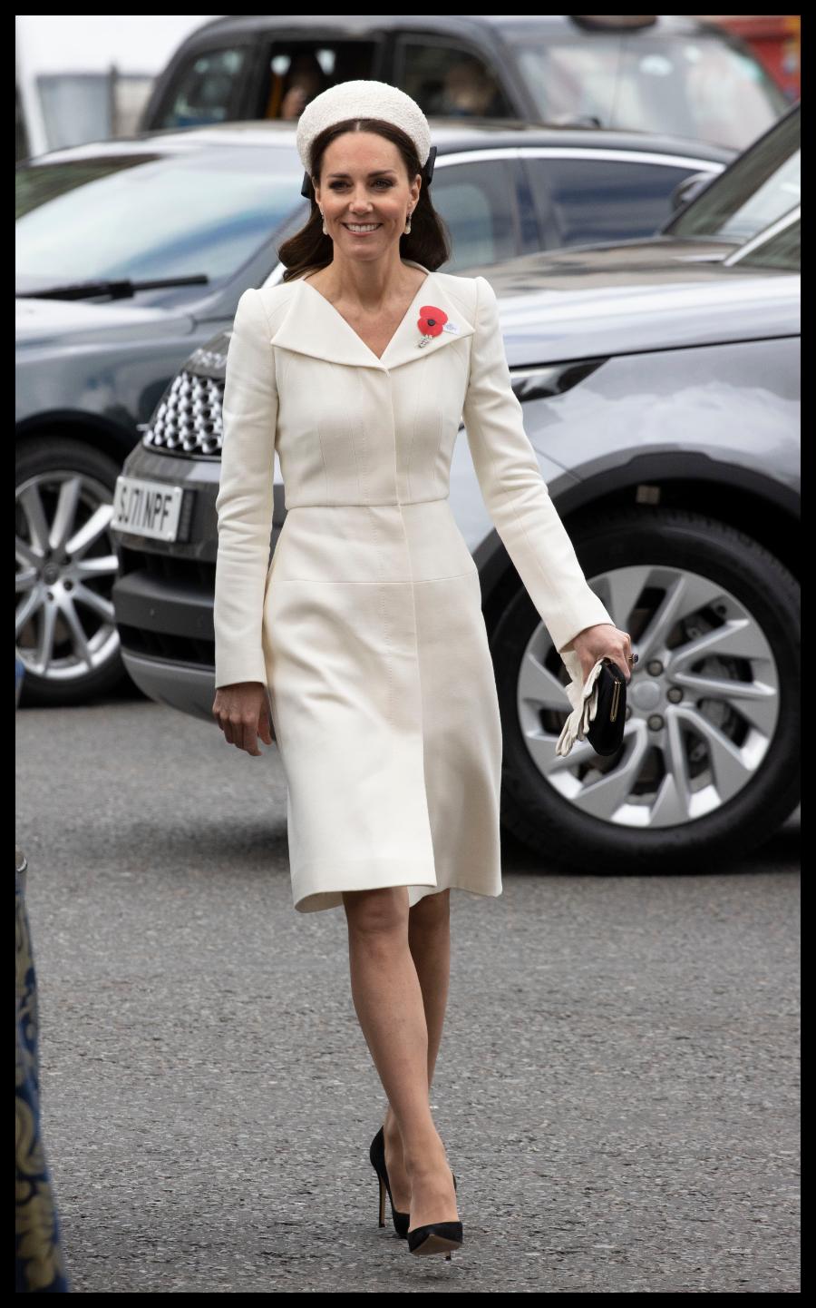 Białą sukienkę od Alexandra McQueena księżna Cambridge włożyła m.in. na chrzciny księżniczki Charlotte oraz ślub księcia Harry'ego i Meghan Markle (Fot. Stephen Lock/Zuma Press/Forum)