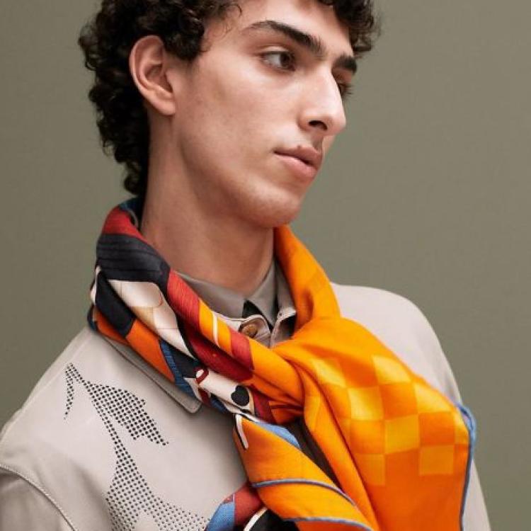 Apaszka Hermèsa zaprojektowana przez Dawida Ryskiego jest dostępna w pięciu wersjach kolorystycznych. (Fot. materiały prasowe)