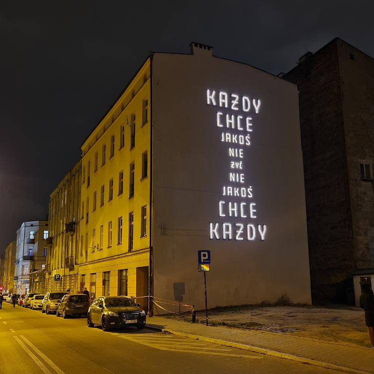 W ramach projektu „Ulica słów” w Łodzi odsłonięto neon z cytatem Doroty Masłowskiej. (Fot. materiały prasowe)