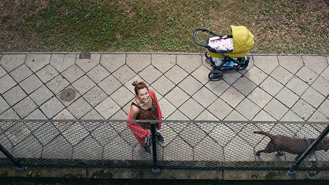 Jedna z bohaterek „Filmu balkonowego”, zaczepiona na spacerze z niedawno urodzonym synkiem. (Fot. materiały prasowe)