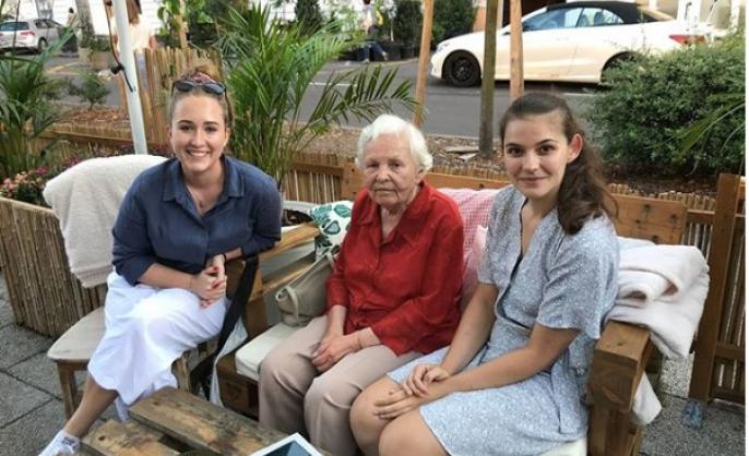  Na zdjęciu Pani Walentyna (w środku) przez wiele lat pracowała w Danie, z wnuczką Olgą (po lewej) i Natalia Wąsik. (Zdjęcie: zrzut ekranu z Instagrama @muzeumdanyiodry)