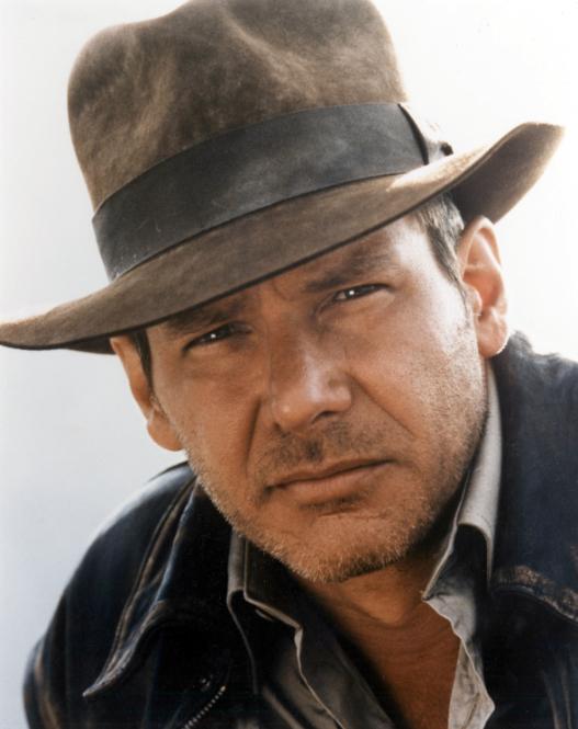 Harrison Ford jako Indiana Jones. Aktor wcielił się w postać nieustraszonego archeologa aż pięć razy – wystąpił w czterech filmach z serii i serialu „Kroniki młodego Indiany Jonesa”. (Fot. Collection CSFF/Rue des Archives/Forum)