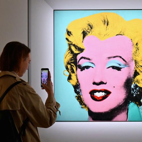 Obraz „Shot Sage Blue Marilyn” Andy Warhol namalował w 1964 roku. Jest on jednym z serii portretów, które malarz wykonał po śmierci Monroe i stał się najbardziej znanym dziełem amerykańskiego pop-artu. (Fot. Angela Weiss/AFP/East News)