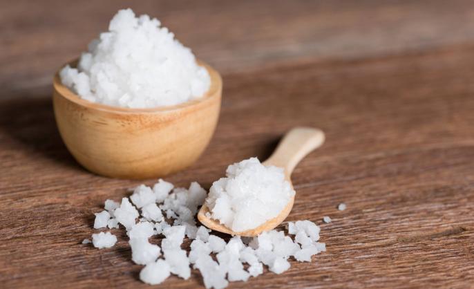  Sól epsom posiada właściwości przeciwgrzybiczne, antyłojotokowe i przeciwtrądzikowe. (Fot. iStock)