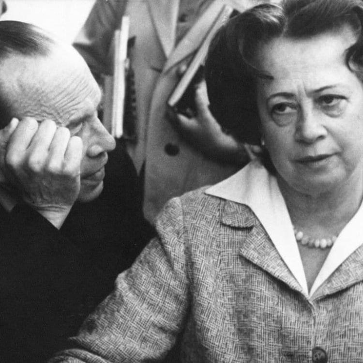 Irena Tuwim i Julian Stawiński na kiermaszu książki, Warszawa 1963. (Fot. Danuta B. Łomaczewska/East News)