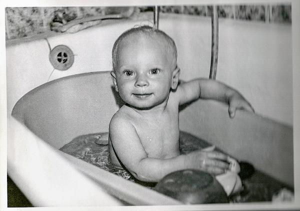 Około półtoraroczny Maciek Stuhr w kąpieli w mieszkaniu na osiedlu Widok (Fot. archiwum prywatne)