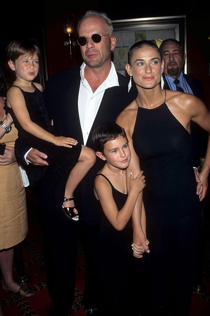 Demi Moore i Bruce Willis z dziećmi w 1996 roku (Fot. Kevin Mazur/WireImage/Getty Images)