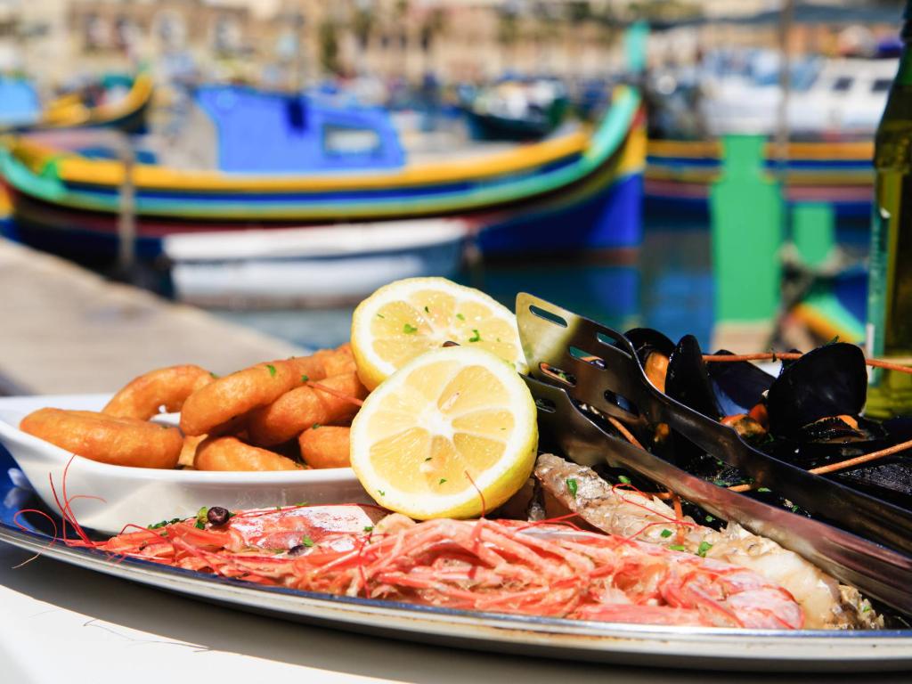  Wizyta na Malcie jesienią to również możliwość delektowania się śródziemnomorską kuchnią w restauracjach z ogródkami z widokiem na zatokę. (Fot. iStock)