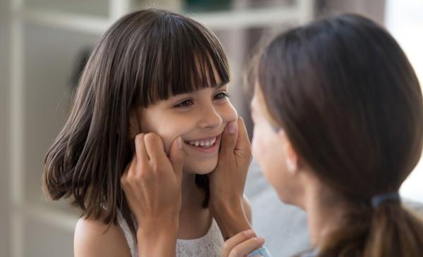  Psycholog Małgorzata Ohme namawia wszystkie mamy, aby sprawdziły, jakim lustrem są dla swoich córek. (Fot. iStock)