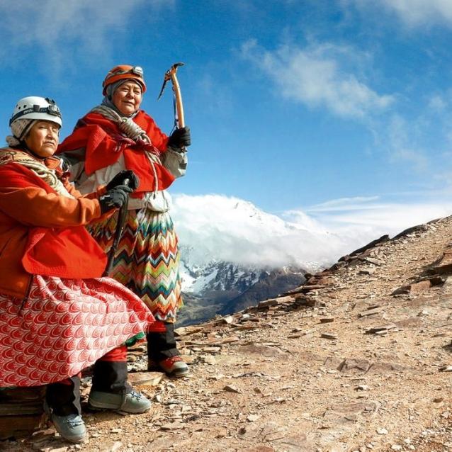 Wspinające się cholity to grupa kobiet z plemienia Aymara w Boliwii. Zdobywają szczyty w tradycyjnych strojach. To ich pasja, ale chcą także w ten sposób zwrócić uwagę na kwestię równouprawnienia. (Fot. materiały prasowe Against Gravity)