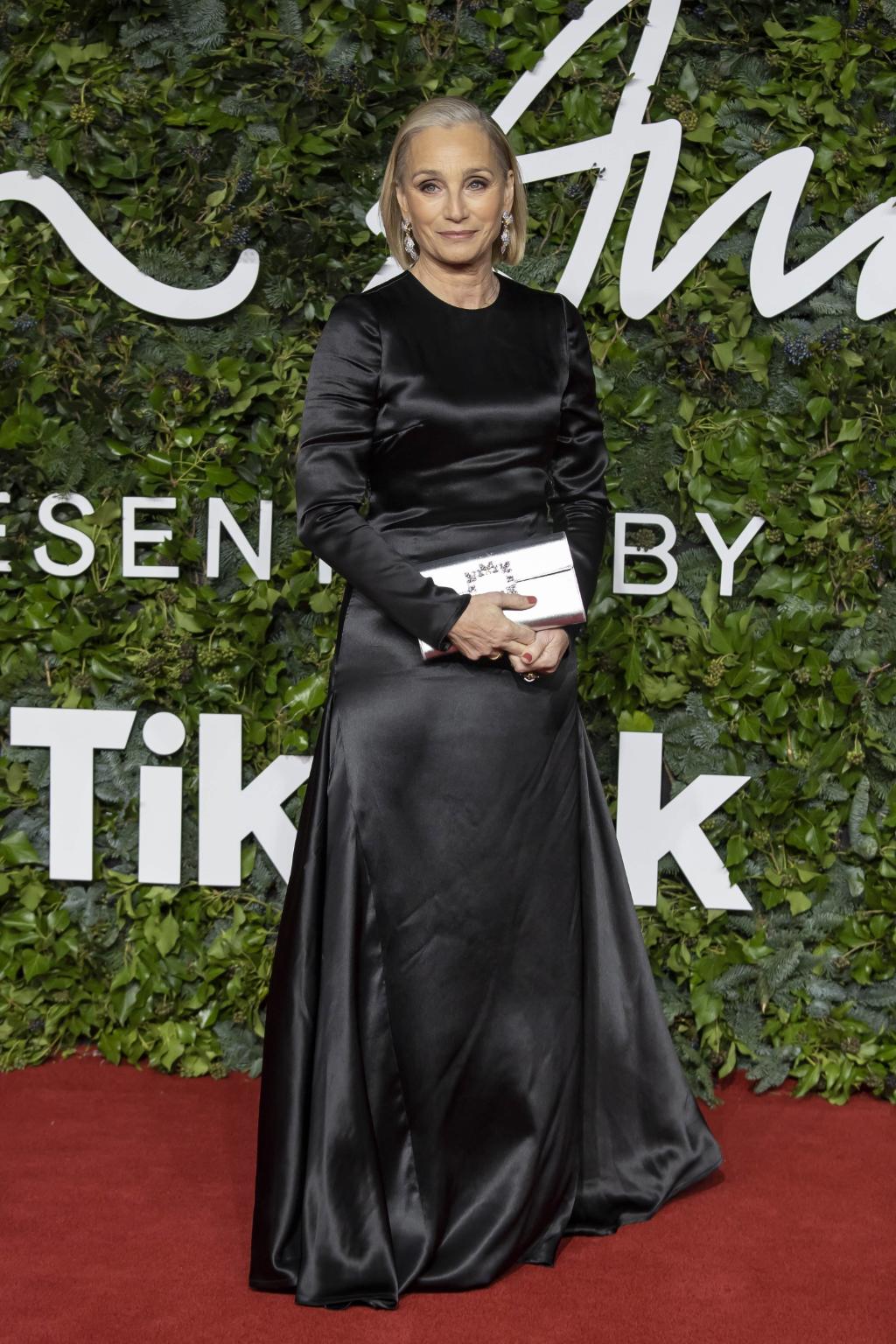 Kristin Scott Thomas w czarnej satynowej sukni. Elegancki look uzupełniła wysadzana klejnotami kopertówka i błyszczące kolczyki. (Fot. BEW Photo)