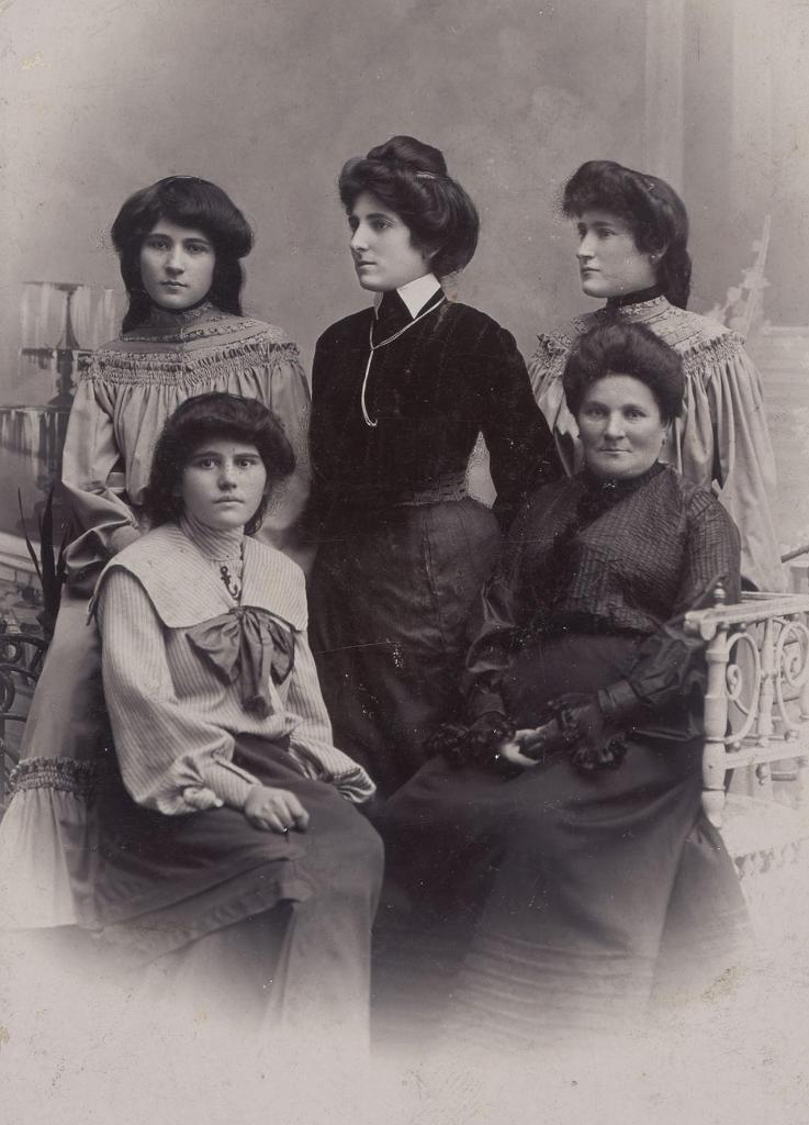 Helena Rubinstein z siostrami i matką, 1905, Kraków, archiwum L'Oreal