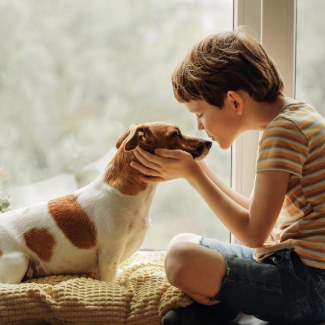 Dzieci które wychowują się razem z psem są pogodniejsze i bardziej odporne na alergie. (Fot. iStock)