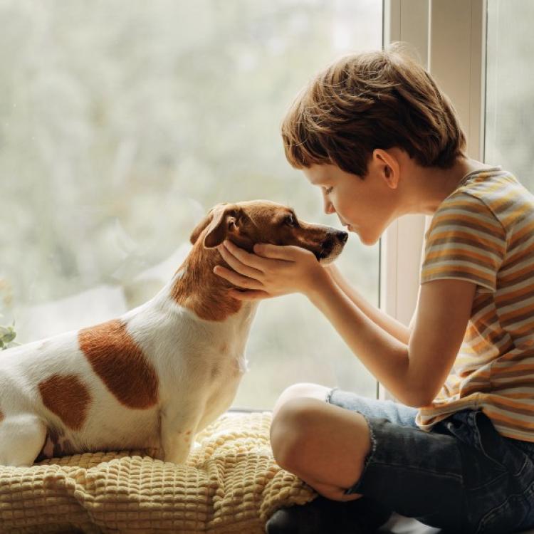 Dzieci które wychowują się razem z psem są pogodniejsze i bardziej odporne na alergie. (Fot. iStock)
