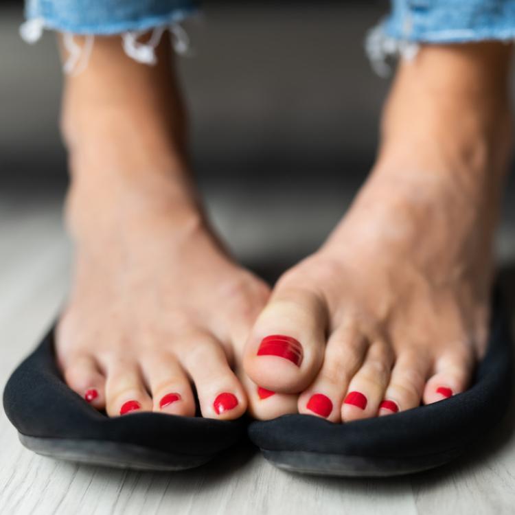 Dbanie o stopy to nie tylko pedicure, ale również ćwiczenia mięśni i stawów (Fot. iStock)