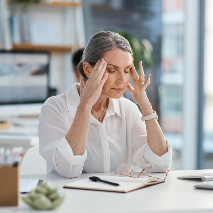 Wypalenie zawodowe dotyka głównie kobiety na wysokich stanowiskach. Mają one kłopoty ze snem, problemy żołądkowe, odczuwają napięcie, silne bóle głowy, podenerwowanie oraz nie czerpią radości z pracy. (Fot. iStock)