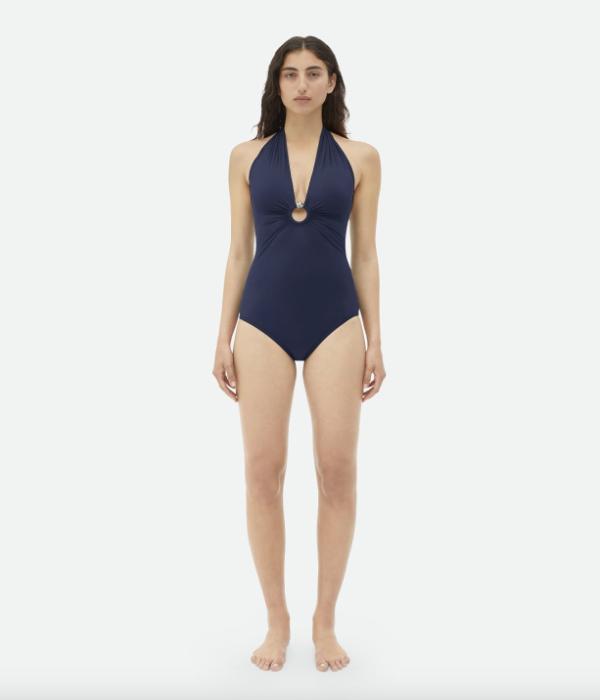 Modne kostiumy kąpielowe dla dojrzałych kobiet: granatowy strój jednoczęściowy (Fot. materiały prasowe Bottega Veneta)