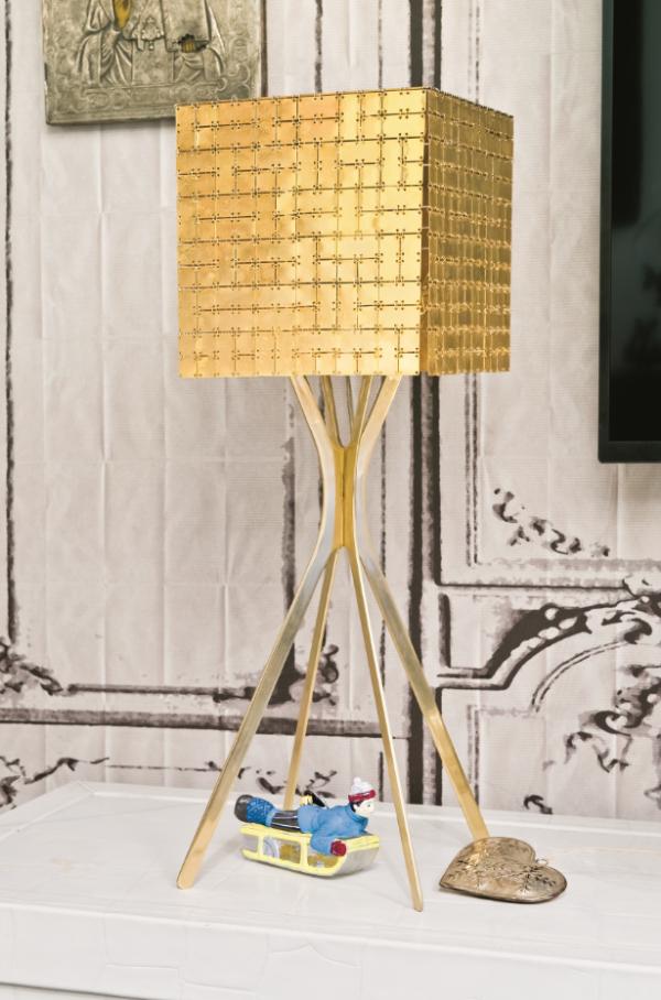  Konsola z bibelotami. Na zdjęciu złota lampa Fractale. (Fot. Jakub Pajewski)