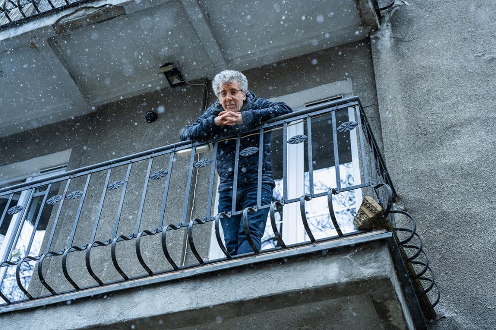 Paweł Łoziński na swoim balkonie na Saskiej Kępie w Warszawie, z którego kręcił spotkania z przechodniami. (Fot. Marek Szczepański)