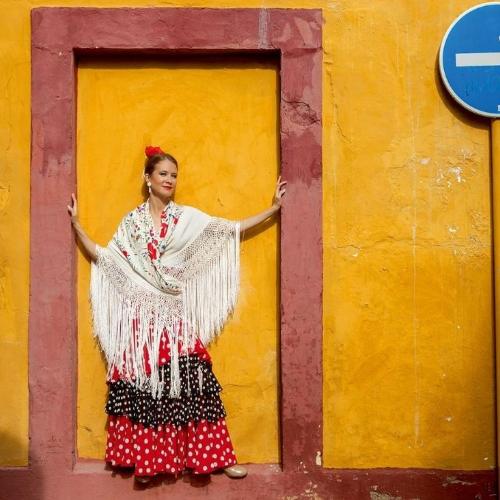 Emila chętnie tańczy z mantonem, dużą haftowaną chustą. Ta odmiana flamenco wymaga elegancji i gracji. (Fot. Julia Zabrodzka)