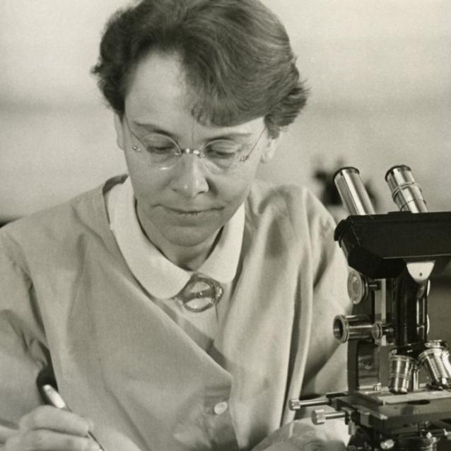 Barbara McClintock (1902–1992) odkryła, że geny mogą włączać się i wyłączać oraz zmieniać położenie – do tej pory sądzono, że geny są „jak przybite do podłogi meble”. Na uznanie swojej teorii musiała czekać niemal 20 lat, aż inni badacze doszli do takich samych wniosków. W 1983 roku, 32 lata po swoim wielkim i zignorowanym odkryciu, otrzymała Nagrodę Nobla. (Fot. Everett/Forum)