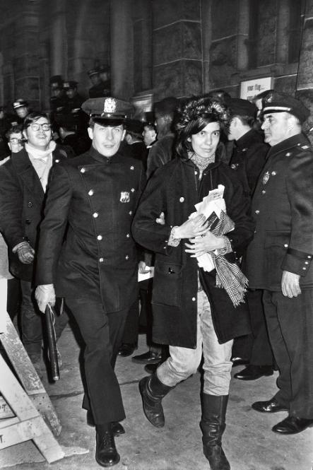 Sontag aresztowana w Nowym Jorku w 1967 roku podczas antywojennych protestów. (Fot. Forum)