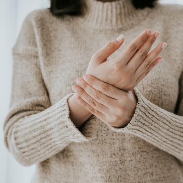 Pierwszym symptomem rozwijającego się zespołu cieśni nadgarstka jest uczucie drętwienia. Dotyczy palców, unerwianych przez nerw pośrodkowy, a więc kciuka, wskaziciela i palca środkowego; częściowo także serdecznego. (Fot. iStock)