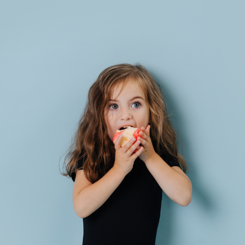 Wybiórczość pokarmowa może kojarzyć się z zaburzeniami odżywiania, jednak czasem po prostu dziecko jest wybredne. (Fot. KuznetsovDmitry/Getty Images)