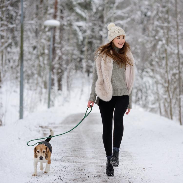Szybki spacer z psem zapewnia codzienną dawkę ruchu. (Fot. iStock)