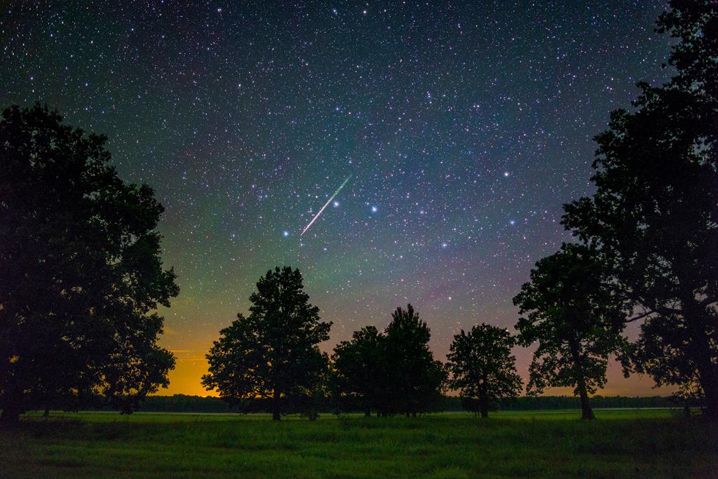 W sierpniu będziemy mogli podziwiać najpiękniejszy i najbardziej romantyczny spektakl roku, czyli noc Perseidów, nazywanych spadającymi gwiazdami. (Fot. iStock)