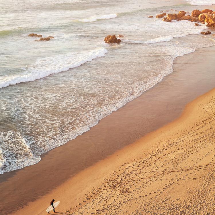 Plaża w Sagres, Algarve, Portugalia (Fot. Getty Images)