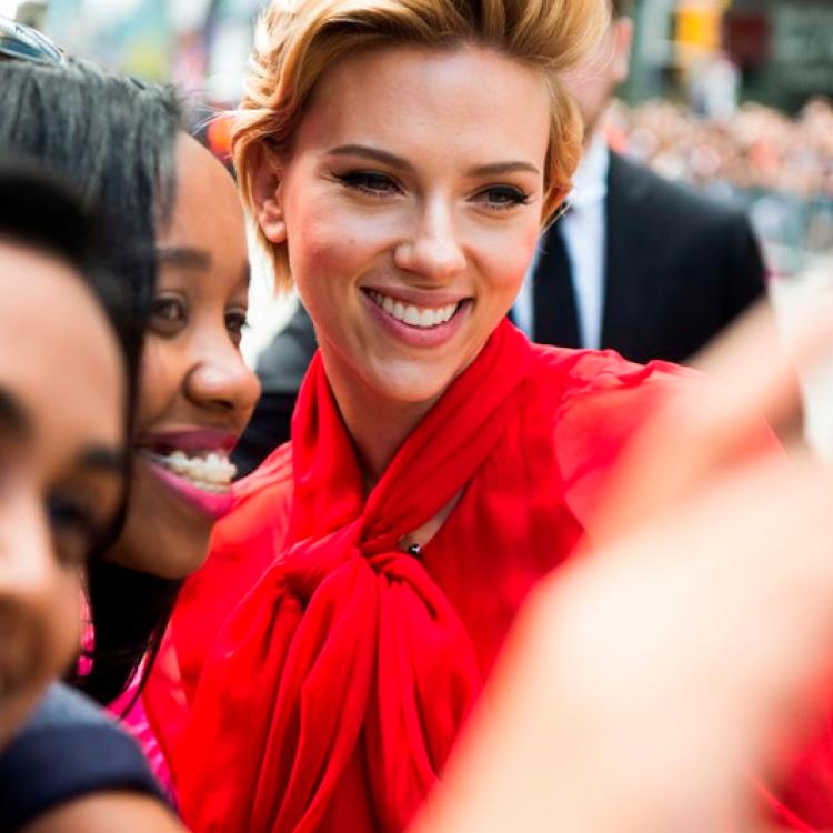 Scarlett z fanami przed Teatrem Księżnej Walii w Toronto; fot. Getty Images/ Gallo Images